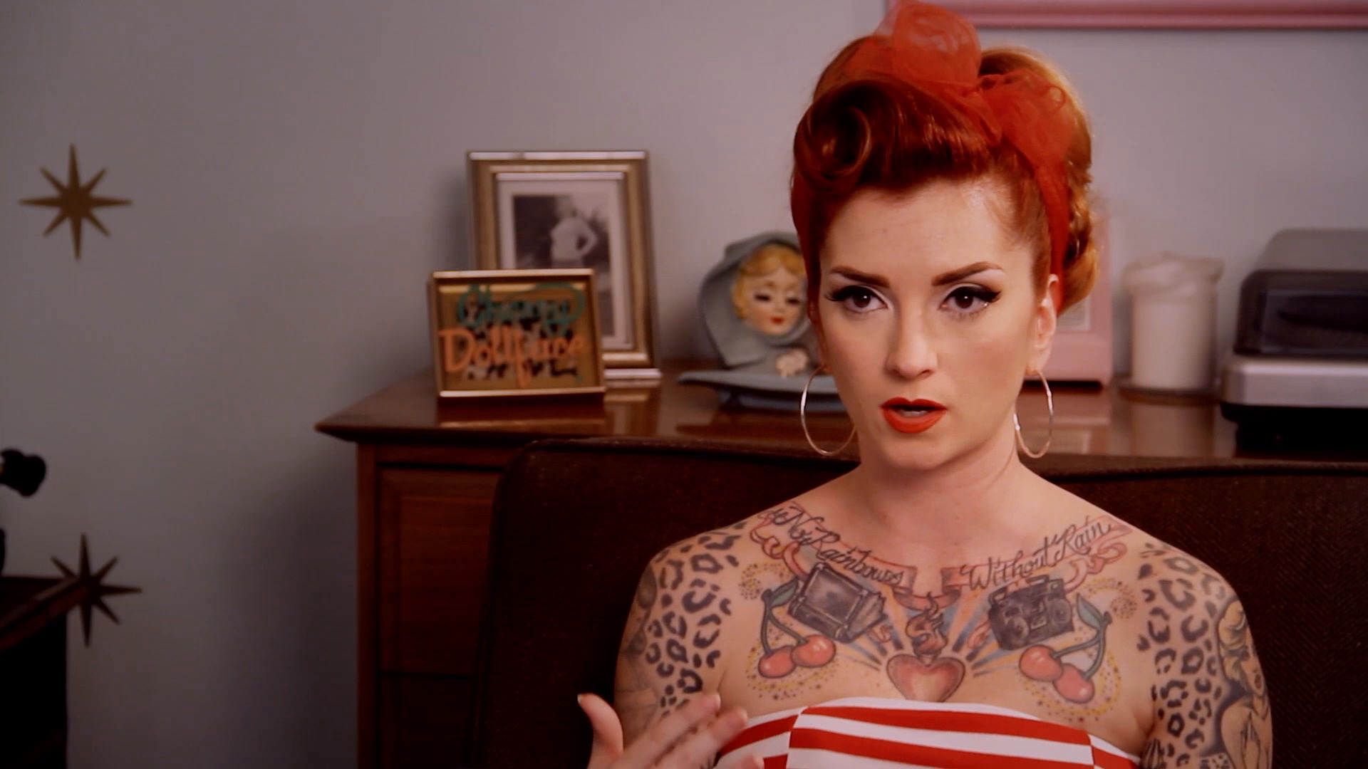 საოცრად ლამაზები და თოჯინები / Bombshells and Dollies