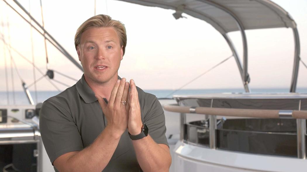 აფრიანი იახტის გემბანს ქვემოთ / Below Deck Sailing Yacht