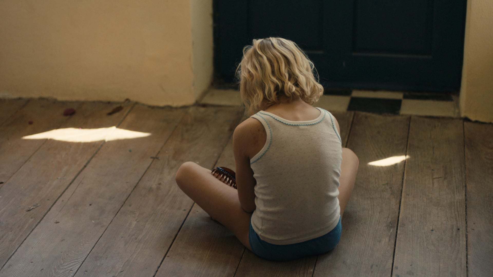 ქალიშვილი / Dark Blue Girl